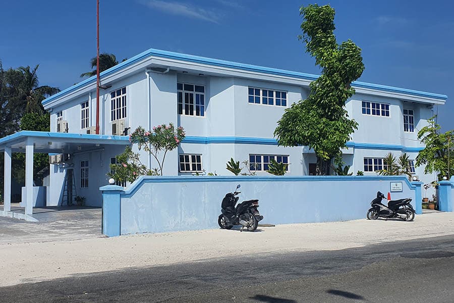 ހިތަދޫ ގެއެއްގައި ނިދާފައި އޮތްމީހަކަށް ހަމަލާދީ ބޯފަޅާލައިފި