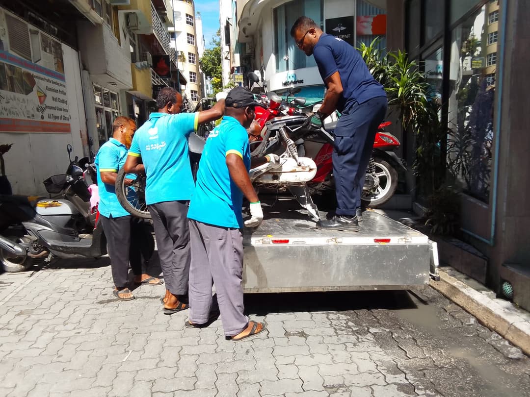 ބައުވެފައިވާ ވެހިކަލްތައް މާލޭގެ މަގުތަކުން ނަގަން ފަށައިފި