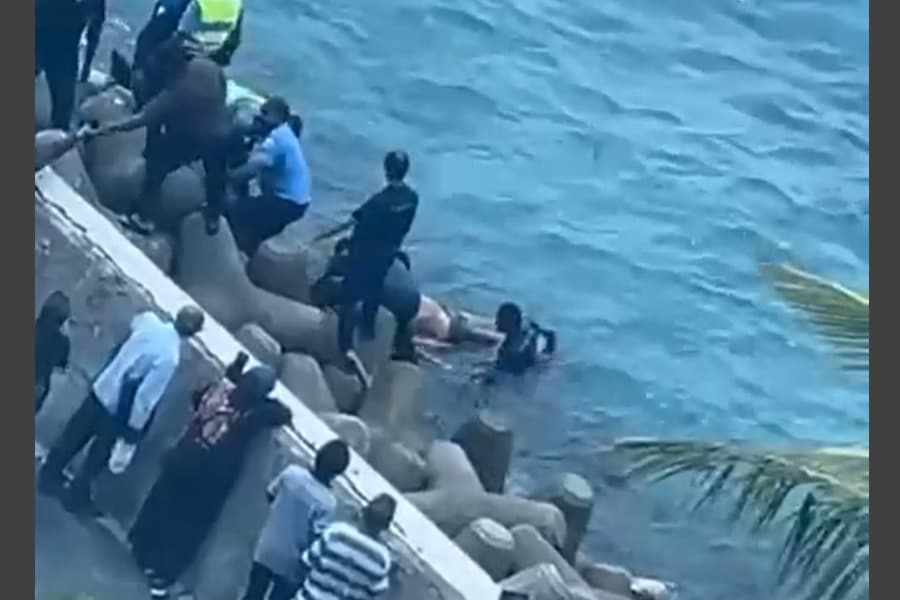 މޫދުގައި އަނިޔާވެފައިއޮތް މީހަކު ނަގައިގެން ފަރުވާ ދޭން ފަށައިފި