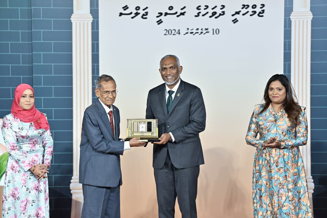 ތަޢުލީމަށް ޚިދުމަތްކުރުމުގެ އެންމެ މަތިވެރި ޝަރަފު ޑރ. ޒާހިރު ހުސައިންނަށް