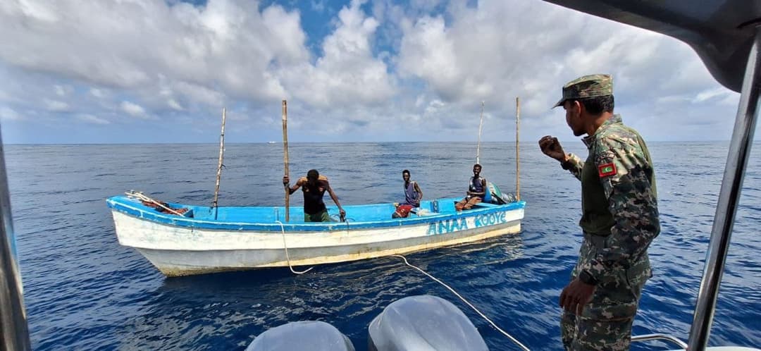 ތިން މީހުންނާއެކު ފުވައްމުލައް ކައިރިން ބޭރުގެ ޑިންގީއެއް އަތުލައިގެންފި