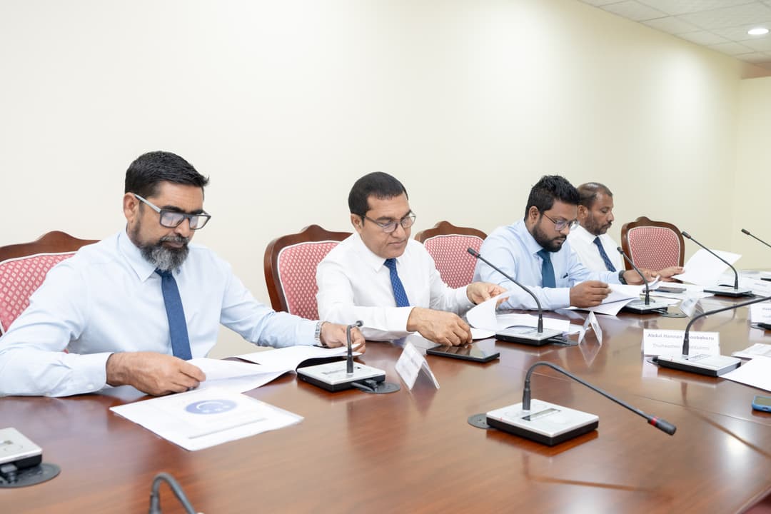 ހަތްދިހަ އަހަރާ ހަމައަށް ވަޒީފާގައި ތިބެވޭގޮތަށް ބަދަލުކޮށްފި