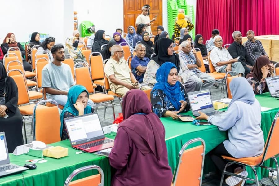 ގޭބިސީއަކަށް ޕެކެޓެއްގެ މަގުން ކަދުރު ބަހަން ފަށައިފި