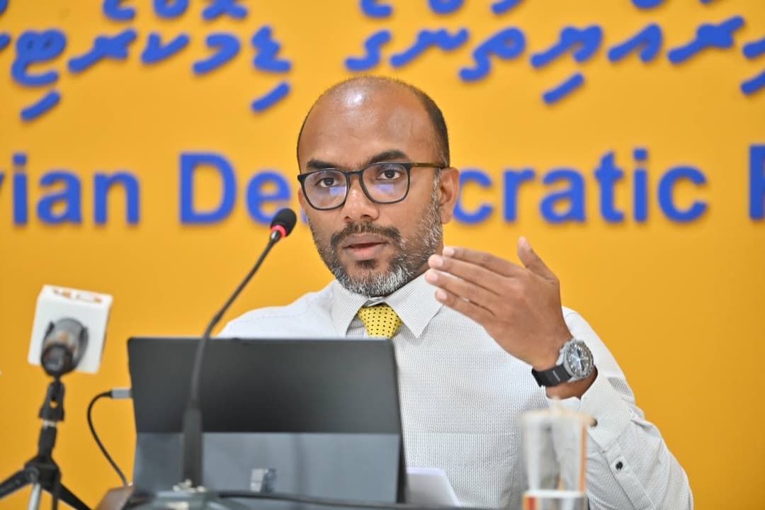 ރައީސް މުއިއްޒު ވިޔަފާރިވެރިންނާ ޖައްސާލައިފި: އަމީރު