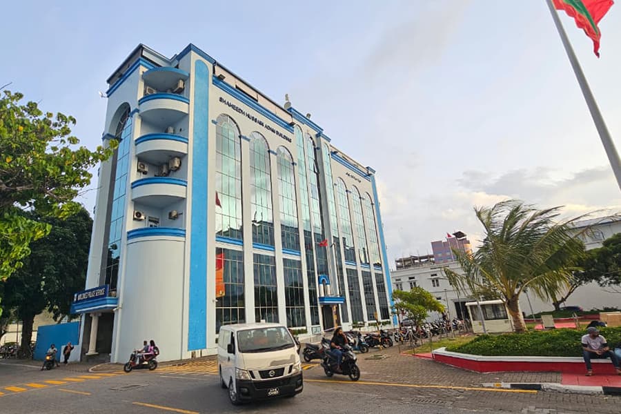 ސައިކަލެއްގެ މަޑިދަށުން މެކްބުކެއް ވަގަށްނެގި މީހަކު ޖަލަށް