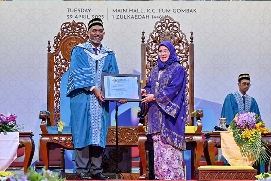 ރައީސް ޑރ. މުއިއްޒަށް އޮނޮރަރީ ޑޮކްޓަރޭޓްކަން އަރުވައިފި