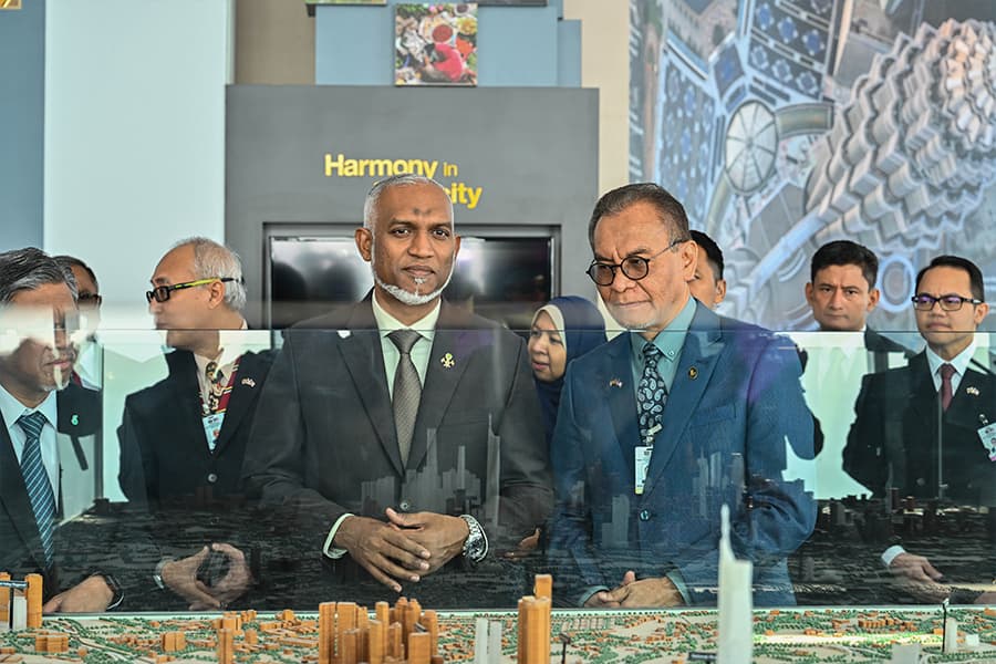 ރައީސް، ޕެޓްރޯނާސް ޓްވިން ޓަވަރސް އަށް ޒިޔާރަތް ކުރައްވައިފި