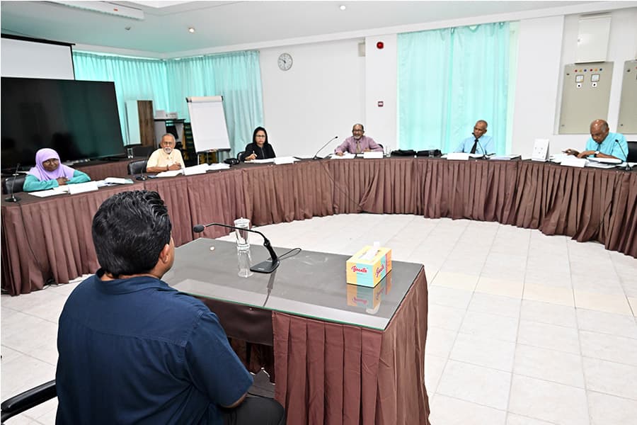 ނަން ހުށަހެޅުއްވީ ބޭފުޅުންނާ އިންޓަރވިއު ކުރަން ފަށައިފި