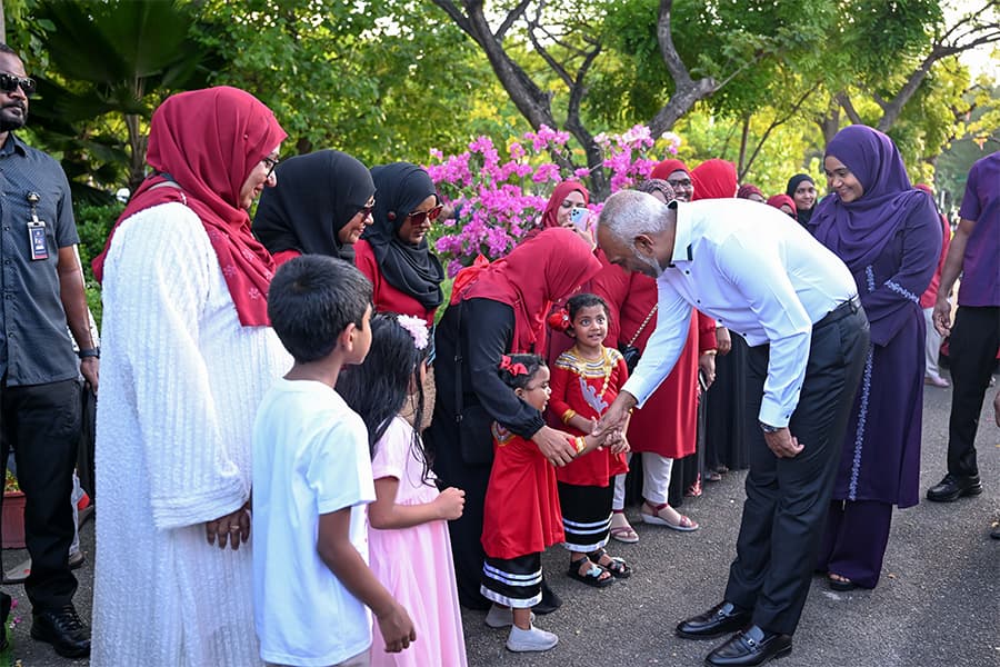 ރައީސްގެ ދެކަނބަލުން، ކުޑަކުދިންގެ ހަރަކާތްތައް ބައްލަވާލައްވައިފި