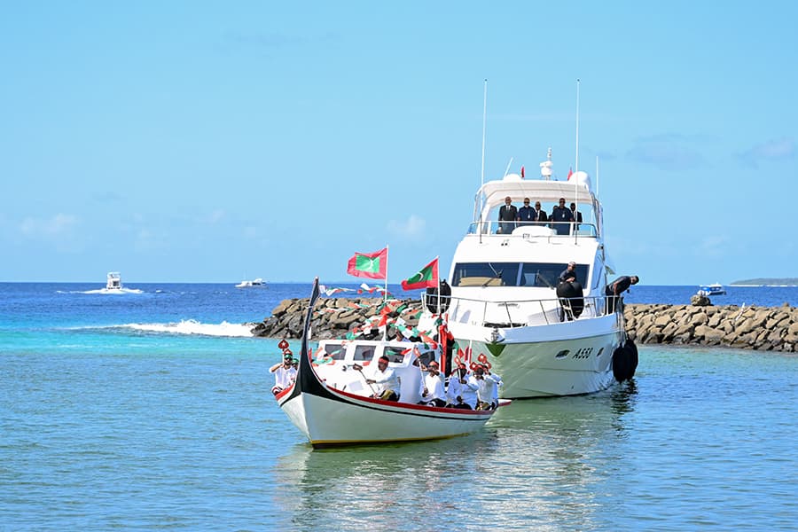 ރައީސްގެ ދެކަނބަލުން އުތީމަށް ވަޑައިގެންފި