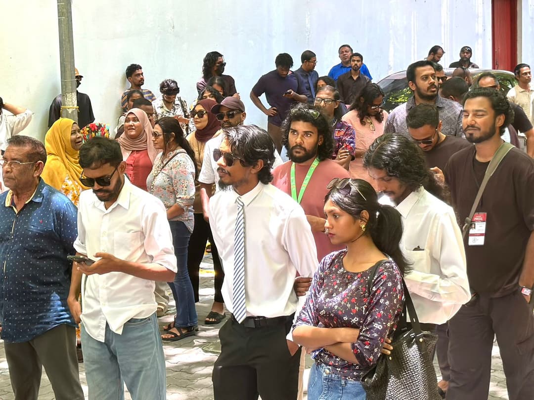 މަޖިލިސް ދޮށުގައި ނޫސްވެރިން މުޒާހަރާ ކުރަނީ