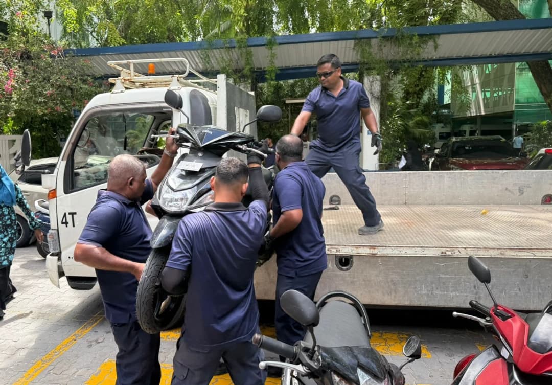 ކަފިހި ހުރަސް މަތީގައި ޕާކްކޮށްފައި ހުންނަ އުޅަނދުފަހަރު ނަގަން ފަށައިފި