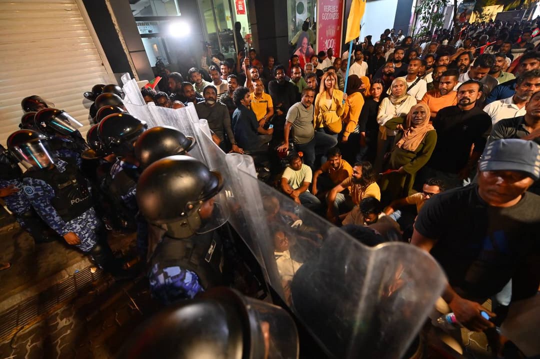 މުޒާހަރާއި ފުލުހުންނާ ދިމާއަށް ގަލާއި ފެންފުޅި އުކި: ފުލުހުން
