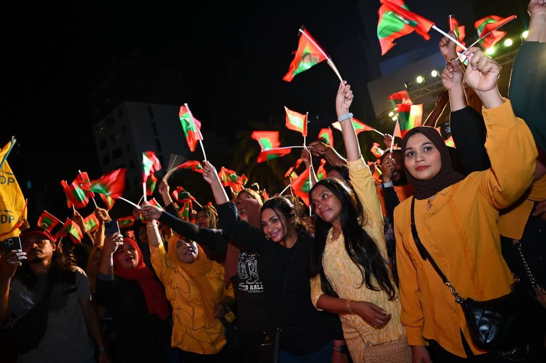 ބޮޑު "ހުކުރެއް" އަންނަކަން އިއުލާން ކުރަމުން މުޒާހަރާ ނިންމާލައިފި