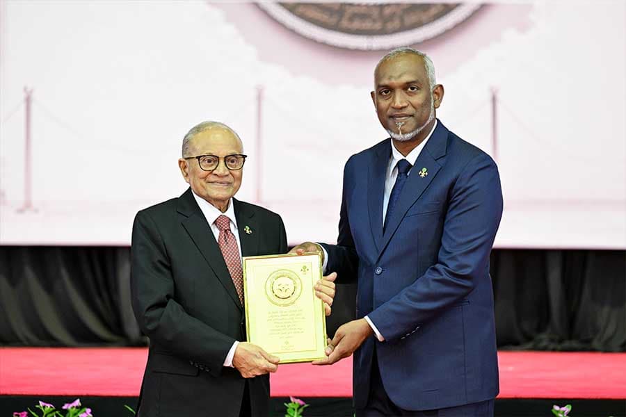 ރައީސް މައުމޫނަށް ނޮވެންބަރު ތިނެއްގެ ޝަރަފުގެ ޚާއްސަ އައްޑަނަ އަރުވައިފި