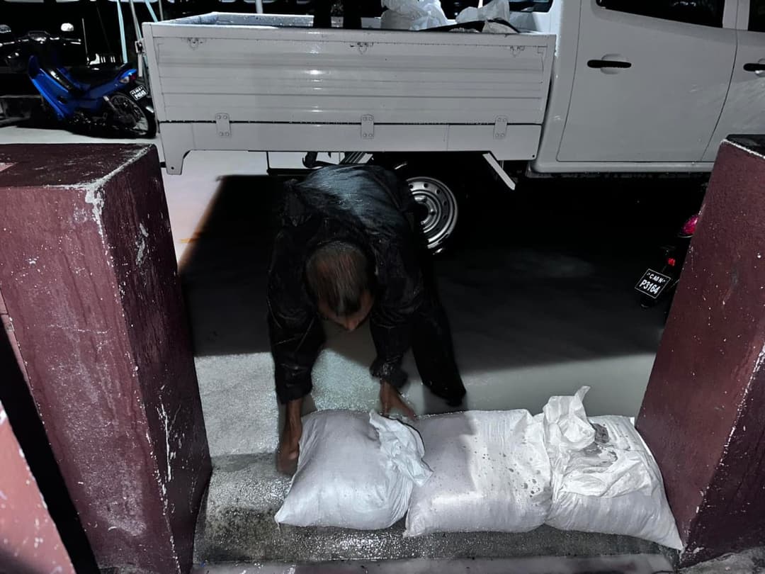 މާލޭގައި ފެންބޮޑުވެ ބައެއް ގެތަކަށް ފެން ވަންނަން ފަށައިފި