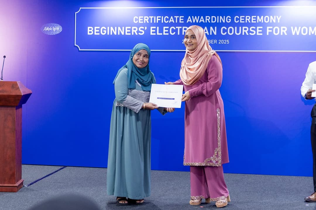 "ބިގިނަރސް އިލެކްޓްރީޝަން ކޯސް ފޯރ ވިމެން" ނިންމައި ސެޓުފިކެޓު ދީފި