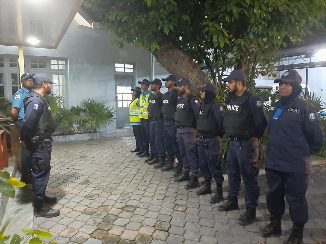 ފަސް ސަތޭކަ ފުލުހުން ނުކުމެ ސަތޭކައަށްވުރެގިނަ މީހުން ހައްޔަރުކޮށްފި