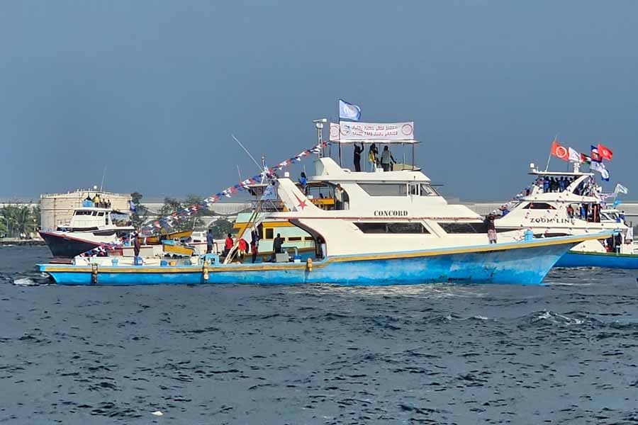 ދެ ދޯންޏަކާއި ތިން މީހަކު ފުލުހުންގެ ބެލުމުގެ ދަށަށް ގެންގޮސްފި
