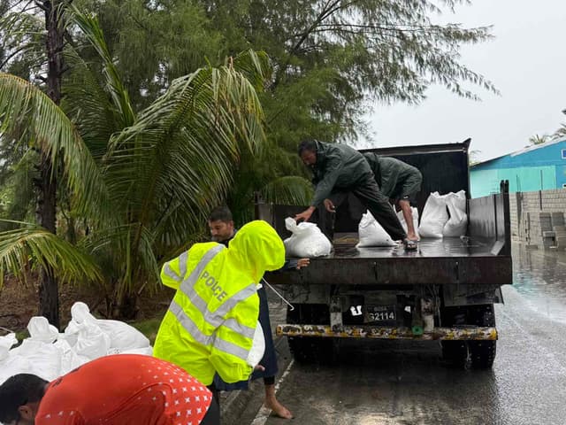 ތިނަދޫ މަގުތަކުން ފެން ހިންދުމުގެ މަސައްކަތް ކުރަނީ