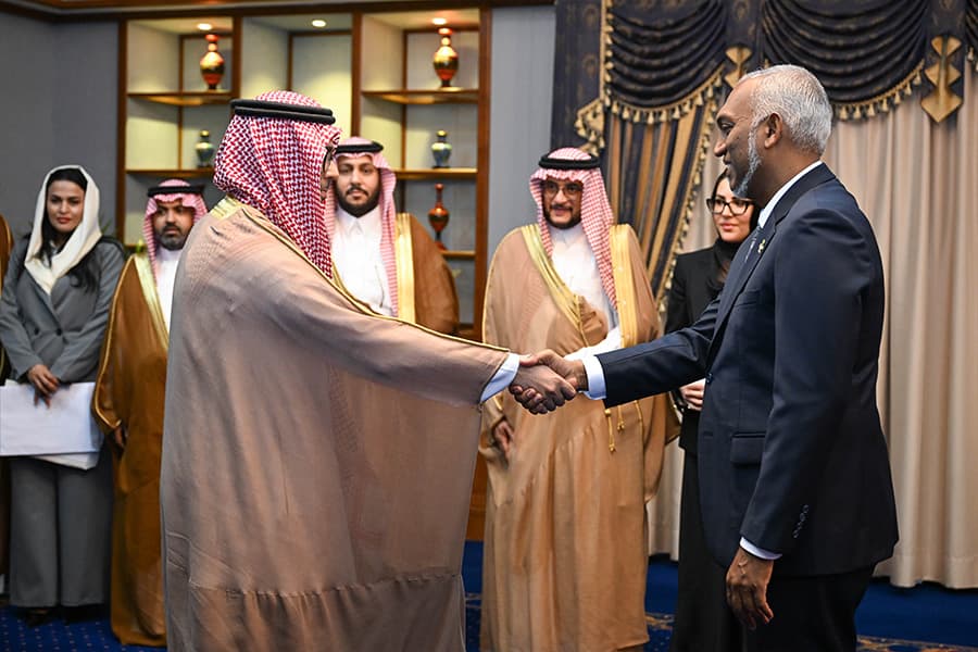ސަޢޫދީގެ ވިޔަފާރި ވަފުދެއް ރައީސްގެ އަރިހަށް ޒިޔާރަތެއް ކުރައްވައިފި