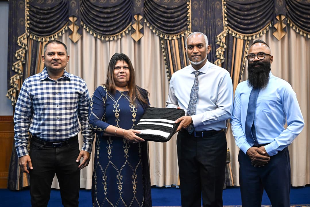 ގުމޭރިއާގެ އަތުން ވިޔެފައިވާ ދިވެހި ފޭއްޔެއް ރައީސަށް ހަދިޔާކުރައްވައިފި