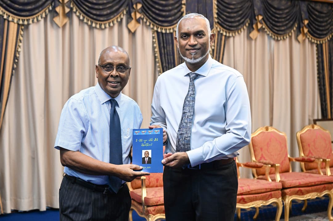 ''އެޗް.އާރު.ސީ.އެމް ގެ ހަނދާންތައް'' ރައީސަށް ހަދިޔާ ކުރައްވައިފި
