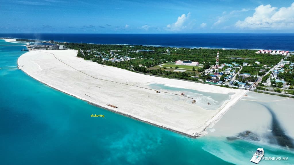 އައްޑޫގައި ދުއްވި ކާރެއް ފުރޮޅާލައި ހަތަރު މީހަކަށް އަނިޔާވެއްޖެ