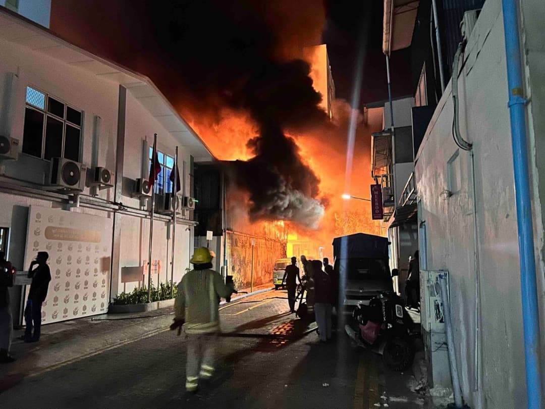 މ. ކައިރުގޭގައި ހުރި ގުދަނެއްގައި އަލިފާން ރޯވެ އަދަނި
