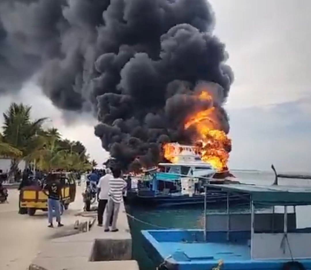 ތެޔޮބޯޓެއްގައި ރޯވި އަލިފާން ފެތުރި ޕެޓްރީލްޝެޑާ ހަމައަށް