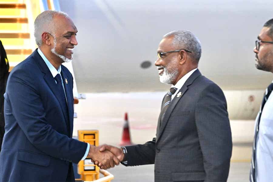 ޢުމްރާގެ އަޅުކަމަށްފަހު ރައީސްގެ ދެކަނަބަލުން މާލެ ވަޑައިގެންފި