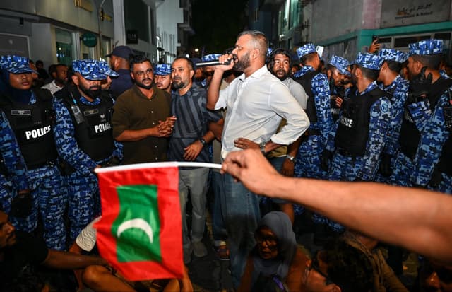 ރޭގެ އިހްތިޖާޖުގައި ފުލުހެއްގެ ލޯމަތި ފެޅި އަނިޔާވެއްޖެ