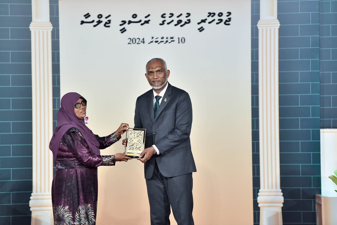 ދައުލަތަށް ޚިދުމަތް ކުރުމުގެ އިނާމަށް ކުރިމަތިލުމުގެ ފުރުޞަތު ހުޅުއްވައިލައްވައި