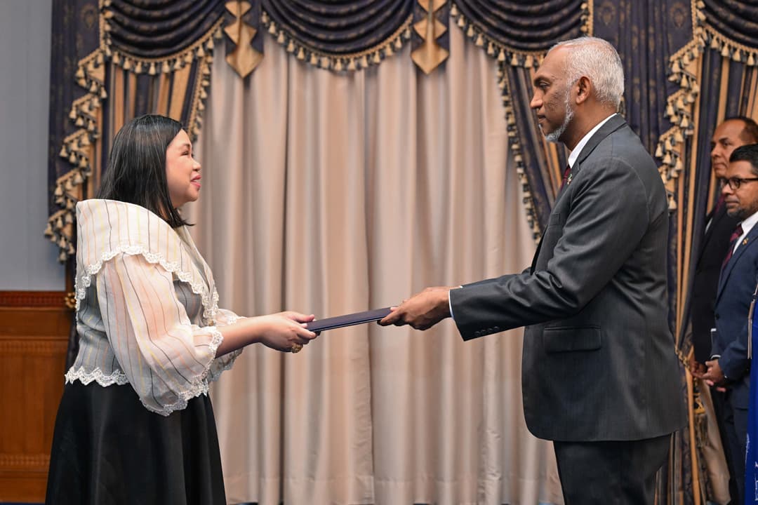 ތިން ގައުމެއްގެ ސަފީރުން ރައީސަށް ފަތްކޮޅު އަރުވައިފި