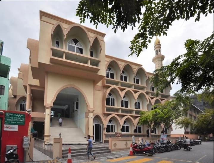 ފުރުޤާން މިސްކިތު ދޮރުގެ ބިއްލޫރިގަނޑު ތަޅާލައިފި