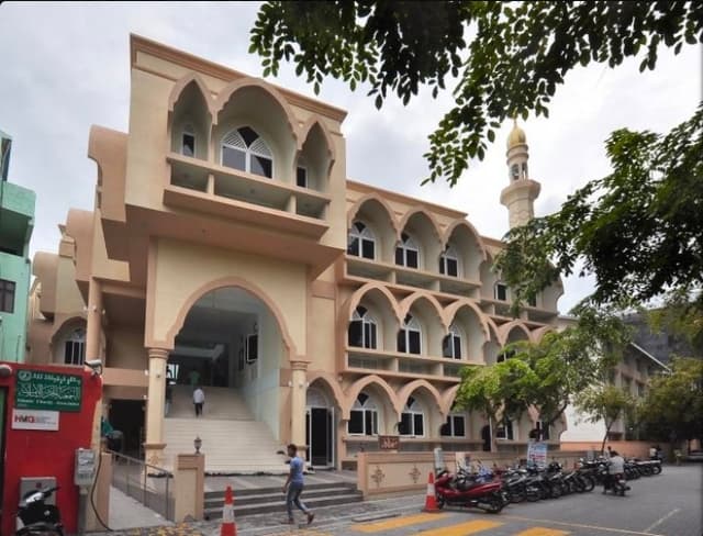 ފުރުޤާން މިސްކިތު ދޮރުގެ ބިއްލޫރިގަނޑު ތަޅާލައިފި