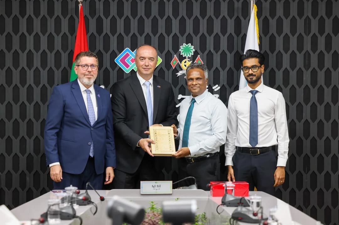 ކޮސޯވޯގެ ސަފީރާ ބައްދު ކުރެއްވުމަކީ ލިބުނު ޝަރަފެއް: މޭޔަރު ޢާޒިމް