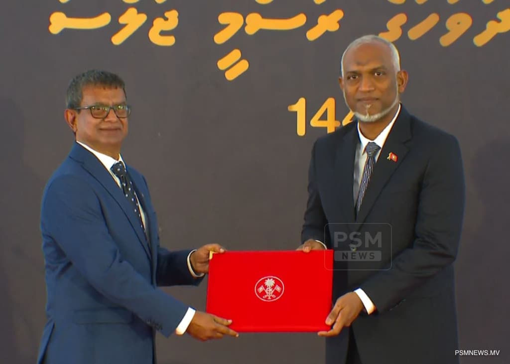 ދިވެހިބަހާއި އަދަބިއްޔާތުގެ ދާއިރާއިން ޝަރަފުވެރިކަމުގެ ޤައުމީ އިނާމް ފަރެސް ޢާމިރަށް ދެއްވައިފި