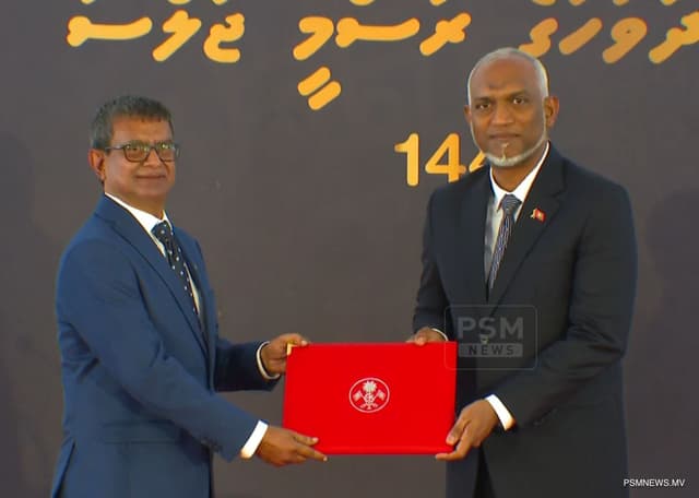 ދިވެހިބަހާއި އަދަބިއްޔާތުގެ ދާއިރާއިން ޝަރަފުވެރިކަމުގެ ޤައުމީ އިނާމް ފަރެސް ޢާމިރަށް ދެއްވައިފި