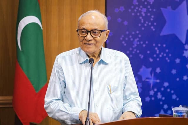 ޑރ. ޙަސަން ޙަމީދުގެ އިނގިރޭސި-ދިވެހި ބަސްފޮތް ރައީސް މައުމޫން ނެރެދެއްވައިފި