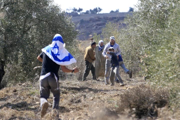 ޒައިތޫނި ބިންނަން ތިބި ބަޔަކަށް ހަމަލާދީ ތިން މީހަކު ޝަހީދު ކޮށްފި