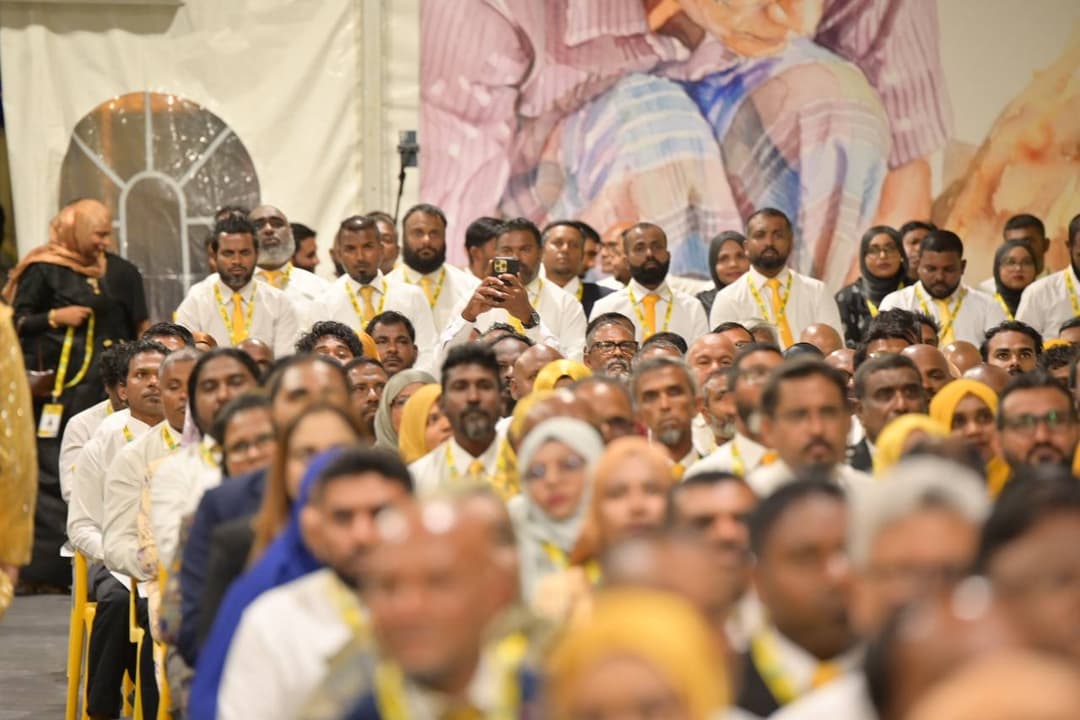އެމްޑީޕީގެ ގައުމީ މަޖިލީހުގެ މަގާމްތަކަށް ކުރިމަތިލާ މީހުންގެ އަތުން އެއްހާސް ރުފިޔާގެ ފީއެއް ނަގަނީ
