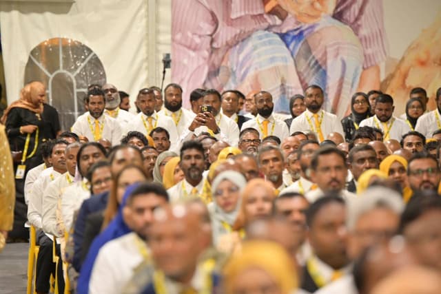 އެމްޑީޕީގެ ގައުމީ މަޖިލީހުގެ މަގާމްތަކަށް ކުރިމަތިލާ މީހުންގެ އަތުން އެއްހާސް ރުފިޔާގެ ފީއެއް ނަގަނީ