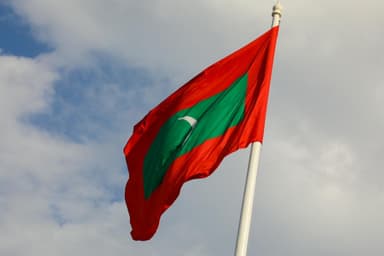 ޤައުމުދެކެ ލޯބިވުމަކީ ހަމައެކަނި ޤައުމުގެ ރަނގަޅުވާހަކަ ދެއްކުންތަ؟
