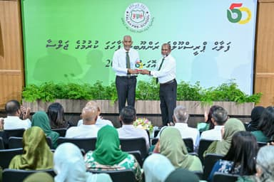 ފަލާޙް ޕްރީސްކޫލްގެ ރަންޔޫބީލް ފާހަގަކުރުމުގެ ހަނދާނީ ފިލައެއް ރައީސަށް އަރުވައިފި 