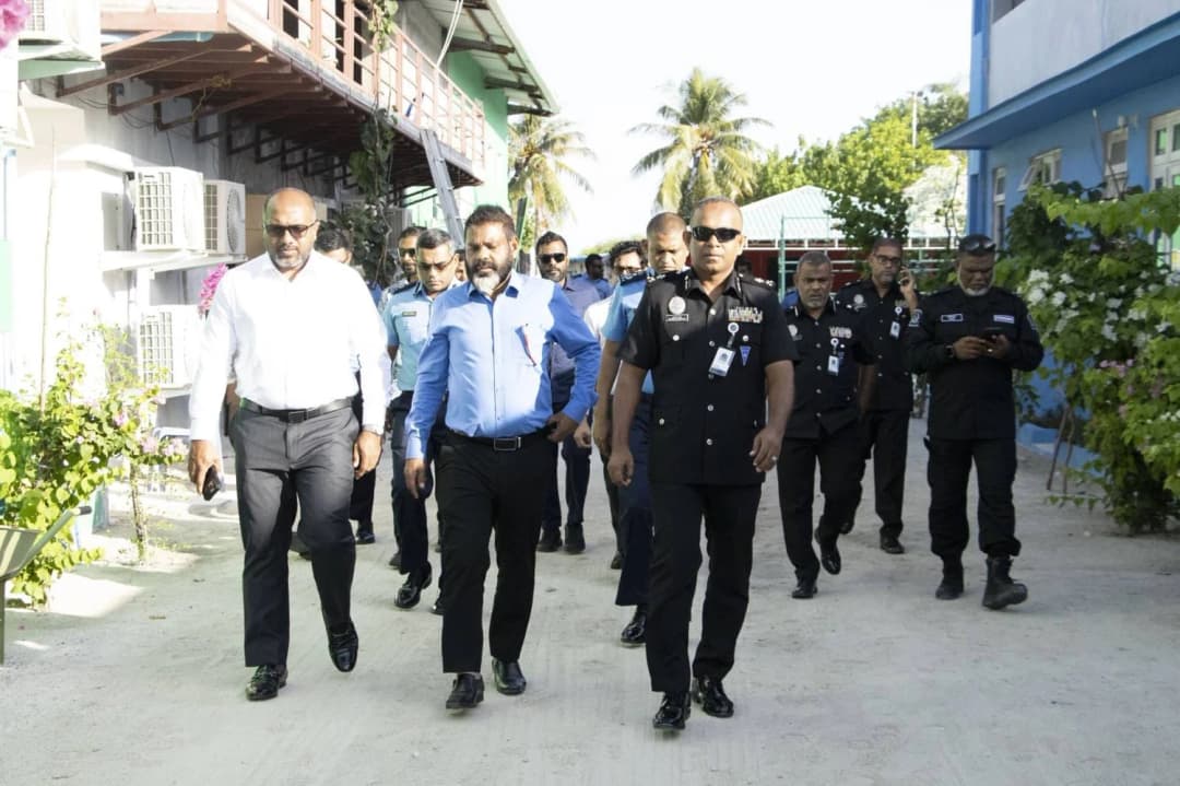 ބޮޑީ ސްކޭނަރު އިންސްޓޯލްކޮށް މީހުން ތަމްރީނު ކުރަނީ