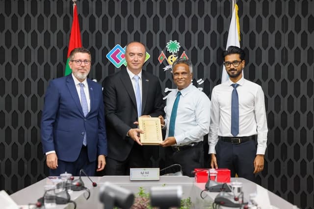ކޮސޯވޯގެ ސަފީރާ ބައްދު ކުރެއްވުމަކީ ލިބުނު ޝަރަފެއް: މޭޔަރު ޢާޒިމް