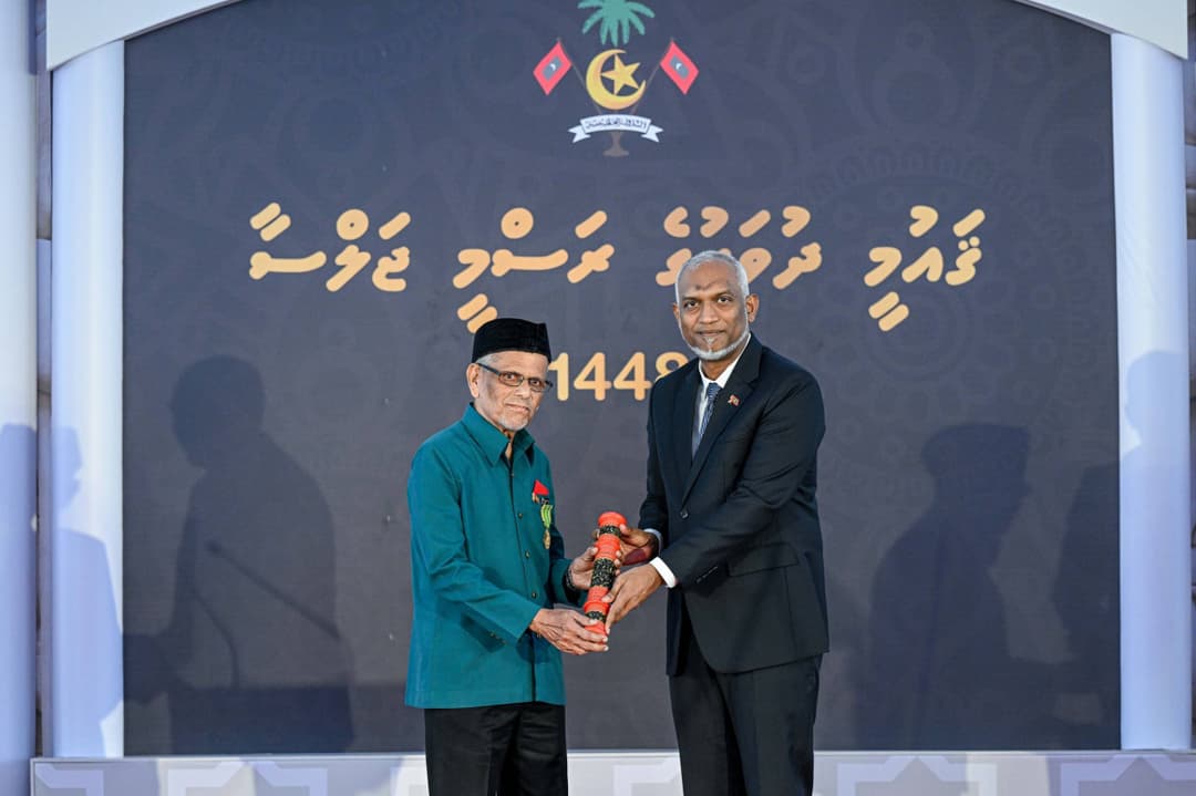ނިޝާން ދިޔަމިގިލީ ޝަރަފުގެ ޢިއްޒަތް ކަށިމާ ޝާކިރަށް އަރުވައިފި