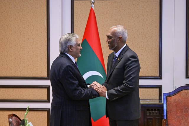 ޕާކިސްތާނުގެ ބޮޑުވަޒީރުގެ ނާއިބު ރައީސްގެ އަރިހަށް އިޙުތިރާމުގެ ޒިޔާރަތެއް ކުރައްވައިފި