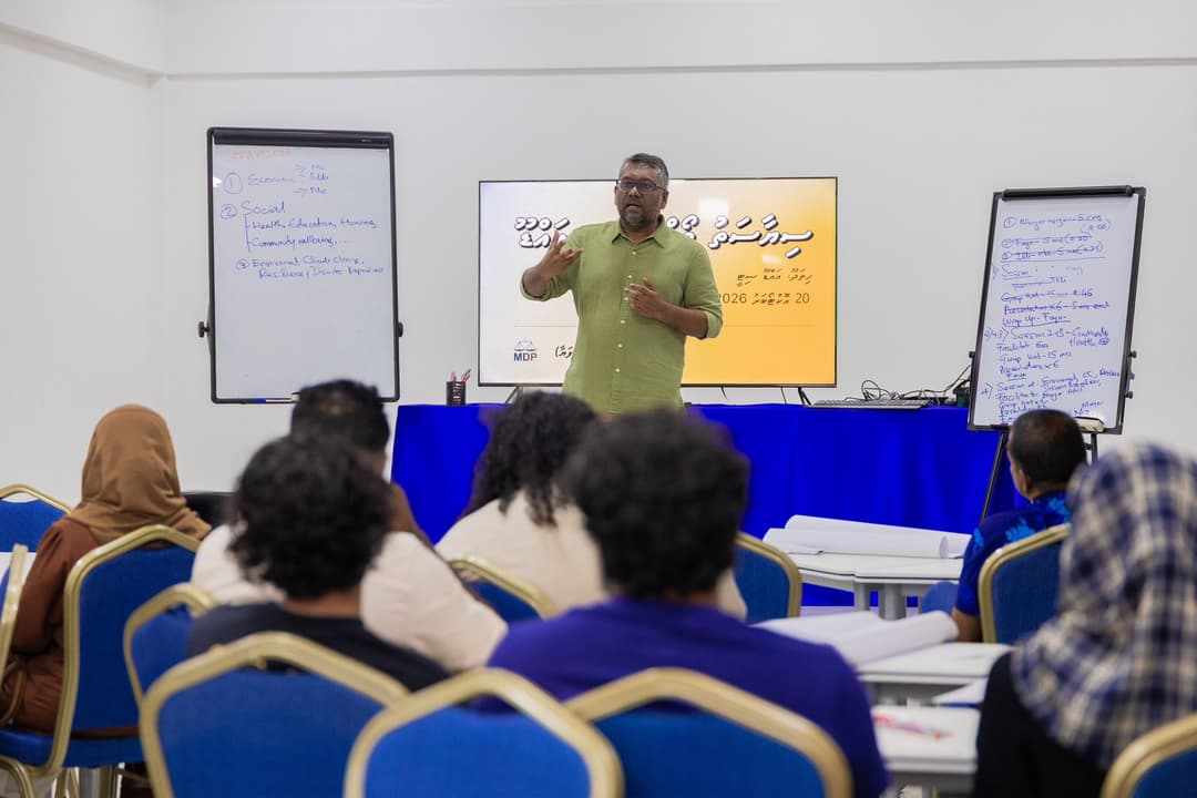މަޖިލީހުގެ ރައީސާއި ވަޒީރުންގެ މުސާރަ ބޮޑުކުރަން ނިންމުމަކީ ރައްޔިތުންނަށްކުރި މަލާމާތެއް: ފައްޔާޒު